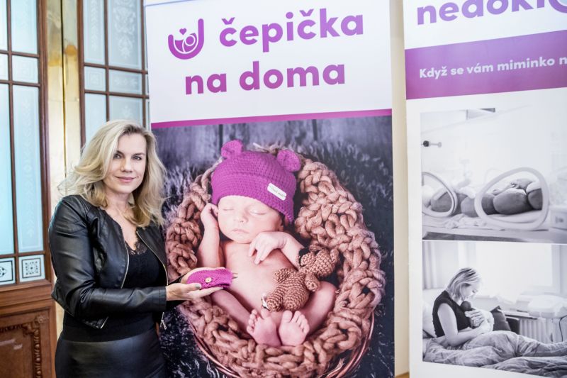 Známé osobnosti podpořily prevenci předčasných porodů a malovaly Čepičky na doma