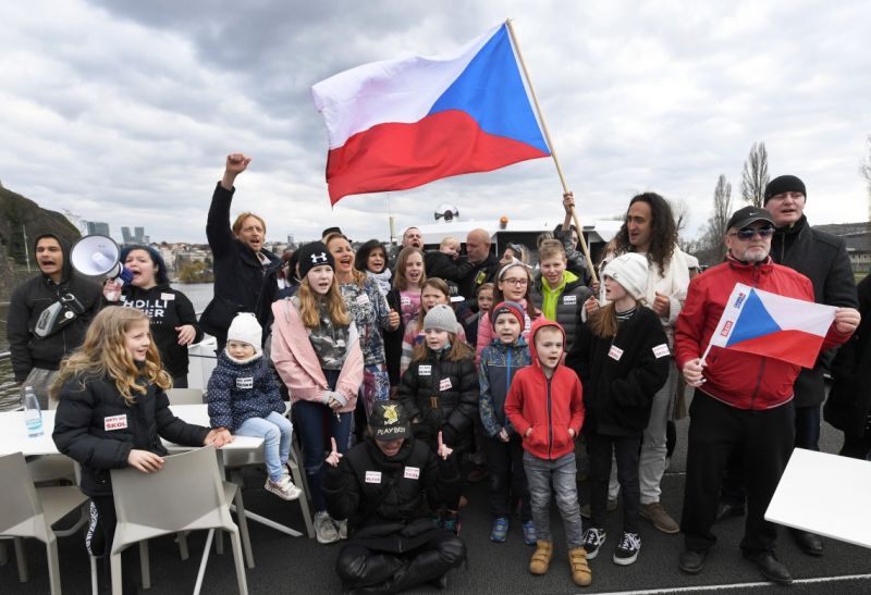 Vraťme děti do života: Prahu pokryly plakáty podporující okamžité otevření škol