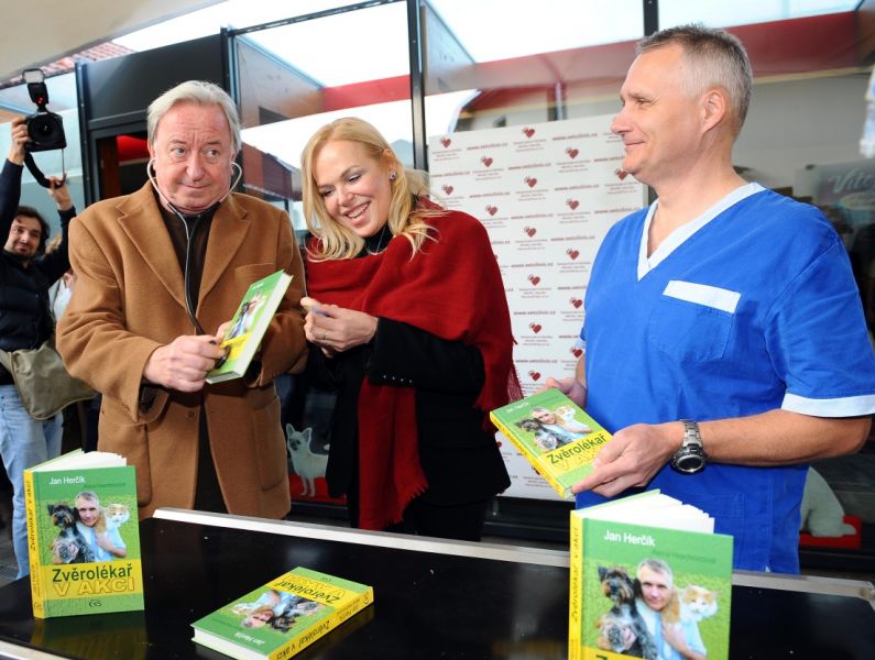 DAGMAR HAVLOVÁ A JIŘÍ LÁBUS KŘTILI NETRADIČNĚ KNIHU VETERINÁŘE HERČÍKA