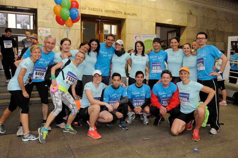 ZNÁMÉ OSOBNOSTI BĚŽELY PRO DĚTI S DEJME DĚTEM ŠANCI NA PRAŽSKÉM PŮLMARATONU