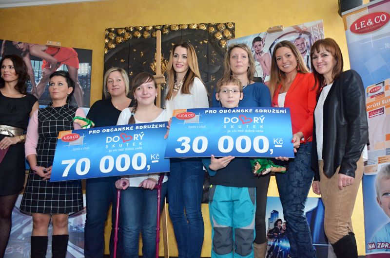 TRADIČNÍ SPOJENÍ KŘTU KALENDÁŘE A PŘEDÁNÍ ŠEKŮ NA PODPORU ŽIVOTA DĚTÍ SE ZDRAVOTNÍM POSTIŽENÍM