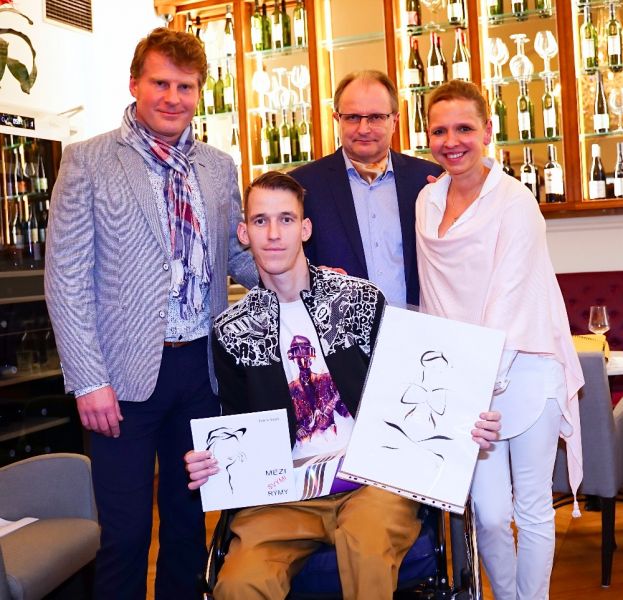 HEREC PETR BATĚK VYDAL 3. SBÍRKU BÁSNÍ S VÝTĚŽKEM NA ZRANĚNÉHO FLORBALISTU