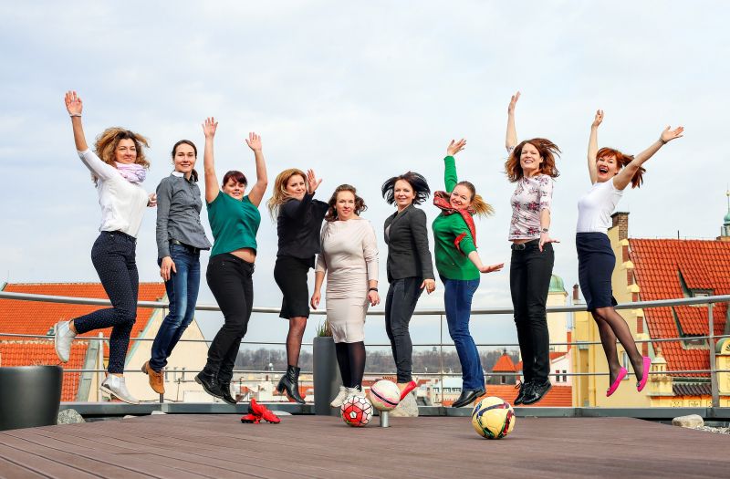 FOTBALISTKY Z PRAZDROJE CHTĚJÍ DÁT KOPAČKY ALKOHOLU U DĚTÍ!