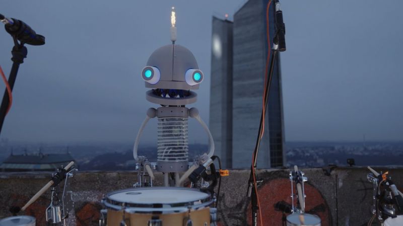Floex s robotickým bubeníkem Josefem rozezněl Strahovský stadion. Startuje nová série hudebních videí Hotspot