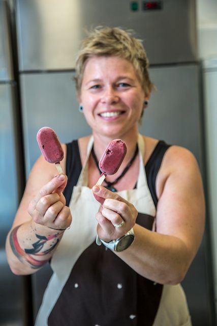 U Čechů stále vítězí jahoda a vanilka, říká zmrzlinářka. Sama vyrábí příchutě s koprem, pivem či chilli